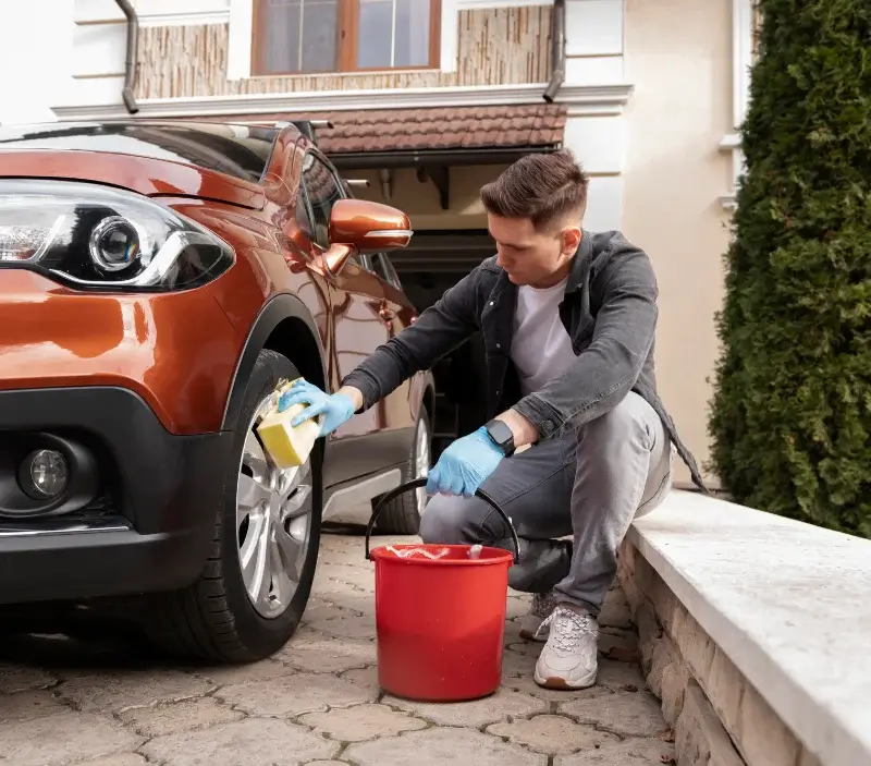 Lavage auto à domicile Villeneuve-de-Marsan : professionnel intervenant sur un véhicule